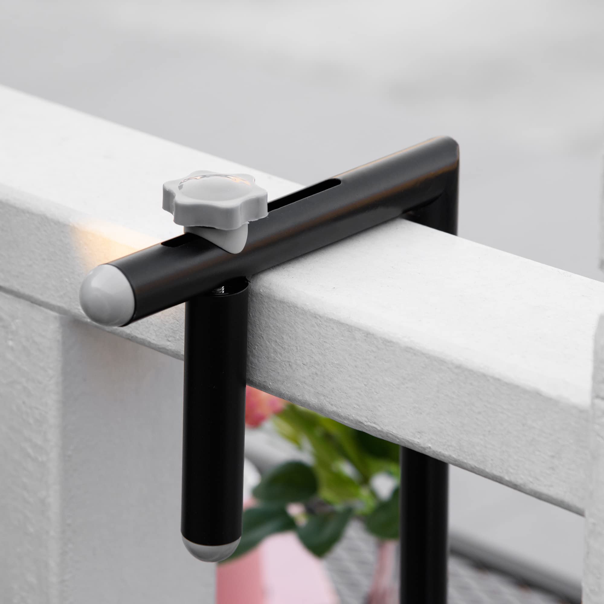 Outsunny Table de Balcon Suspendue Pliable Hauteur réglable 60x60x57-72 cm Noir