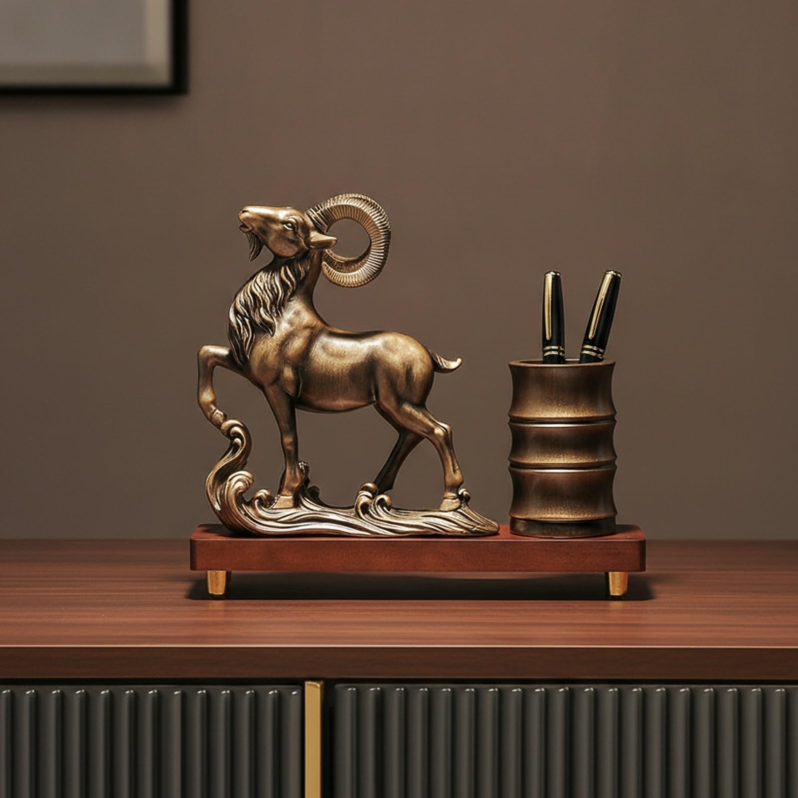 Stifthalter mit Widder-Skulptur elegant Schreibtisch- mit Stifthalter kompakt Bürobedarf für Empfang, Rot