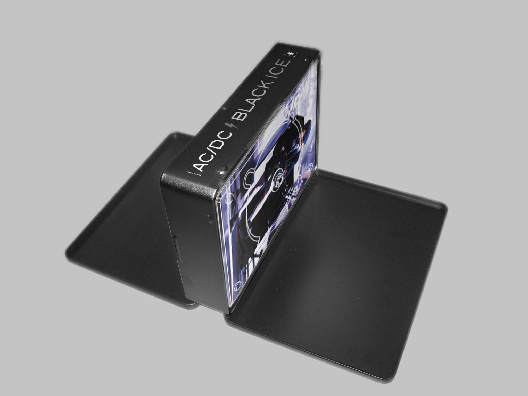 AC/DC - Black Ice - Steelbox inkl. Flagge, Sticker-Set und Original Gibson Gitarren-Plektrum