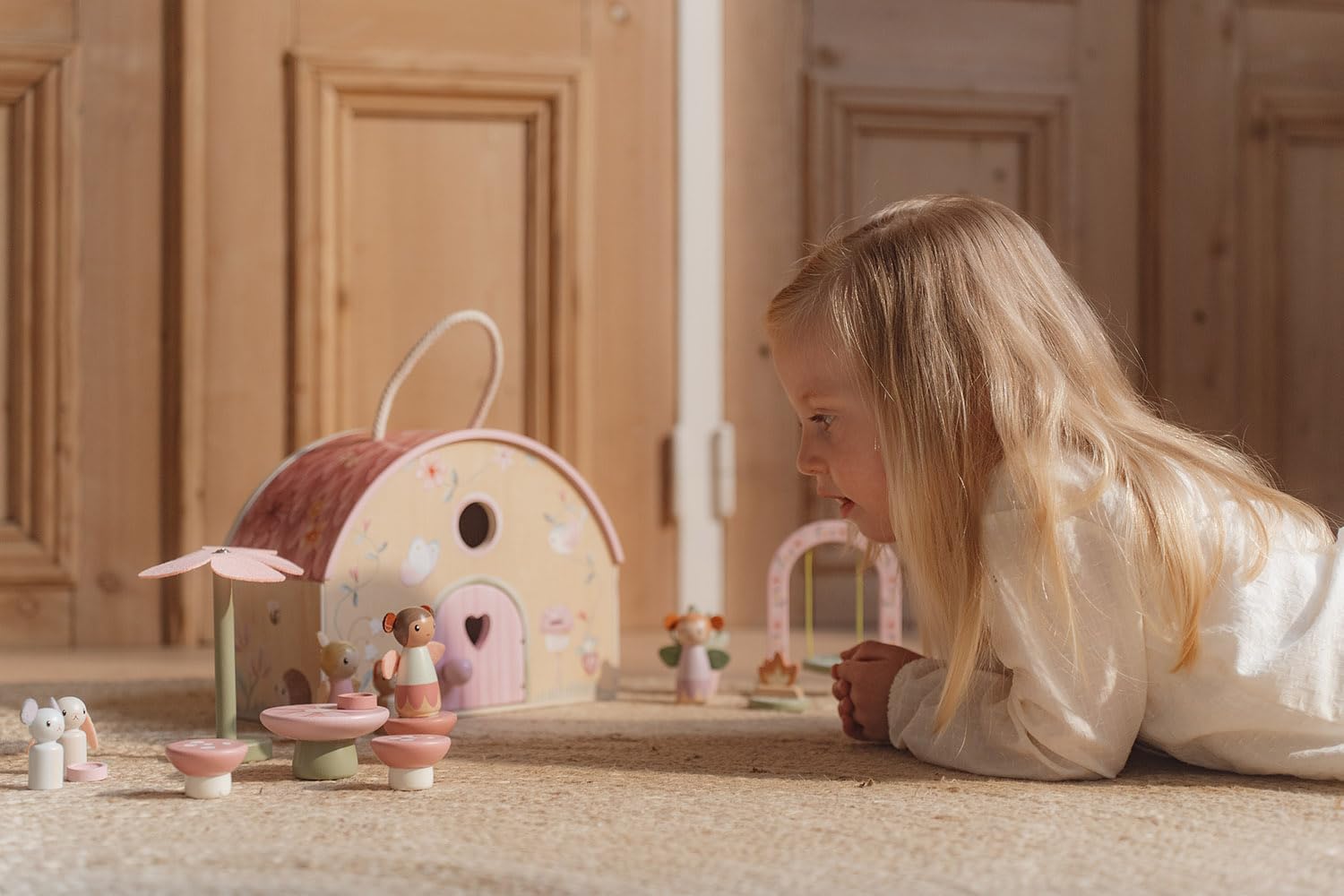 Little Dutch Feenhaus Puppenhaus aus Holz tragbar und aufklappbar mit viel Zubehör und Spielfiguren rosa