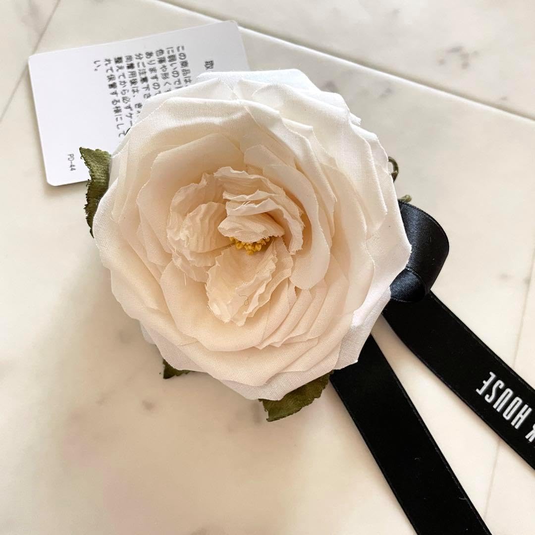 Z-4 ピンクハウス 豪華コサージュベルト 薔薇他色々な花が入っています