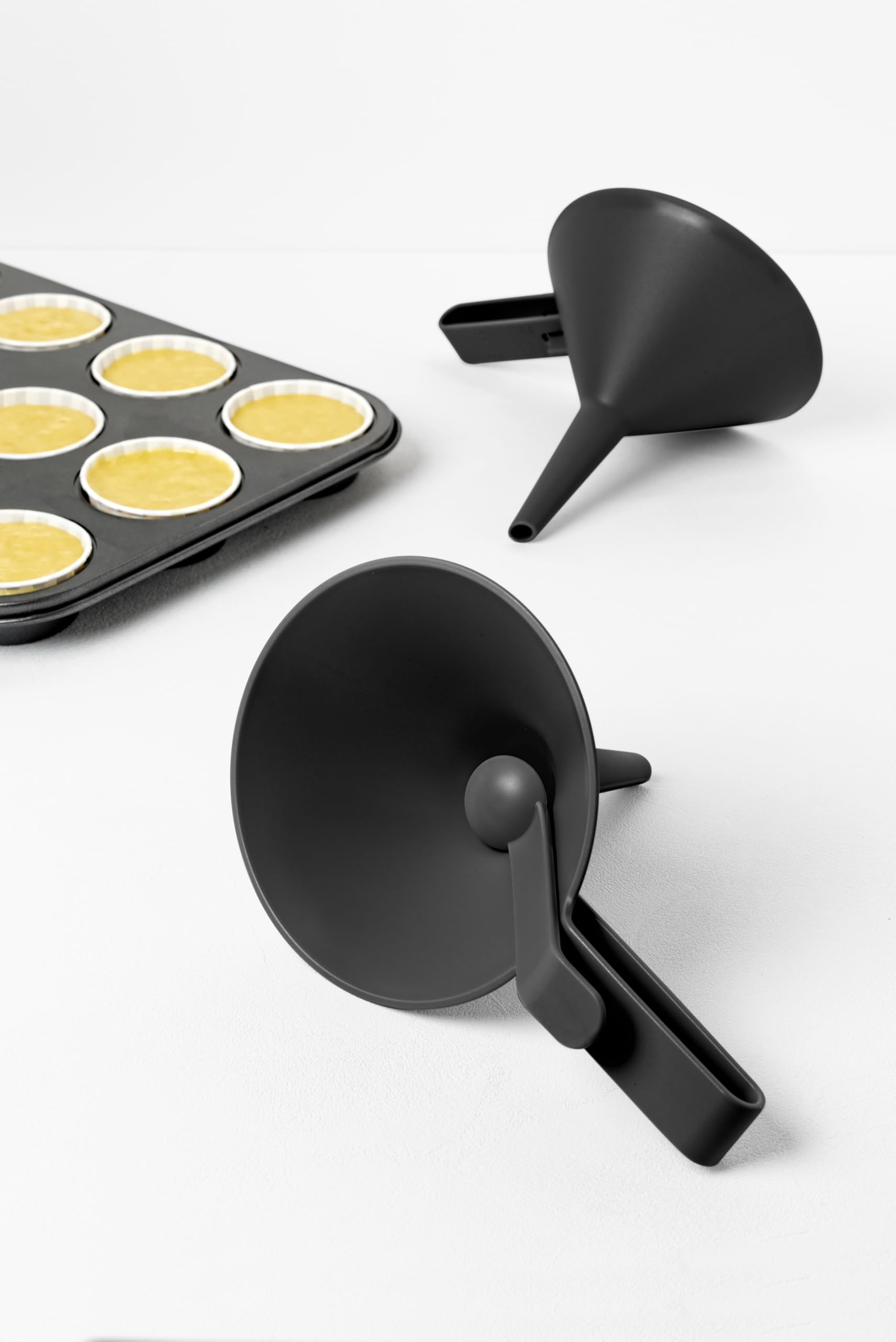 Blim Plus - Imbuto Dosatore Dolina Carbon Black con Tappo Ermetico - Travaso Decorazione Precisa - Made in Italy