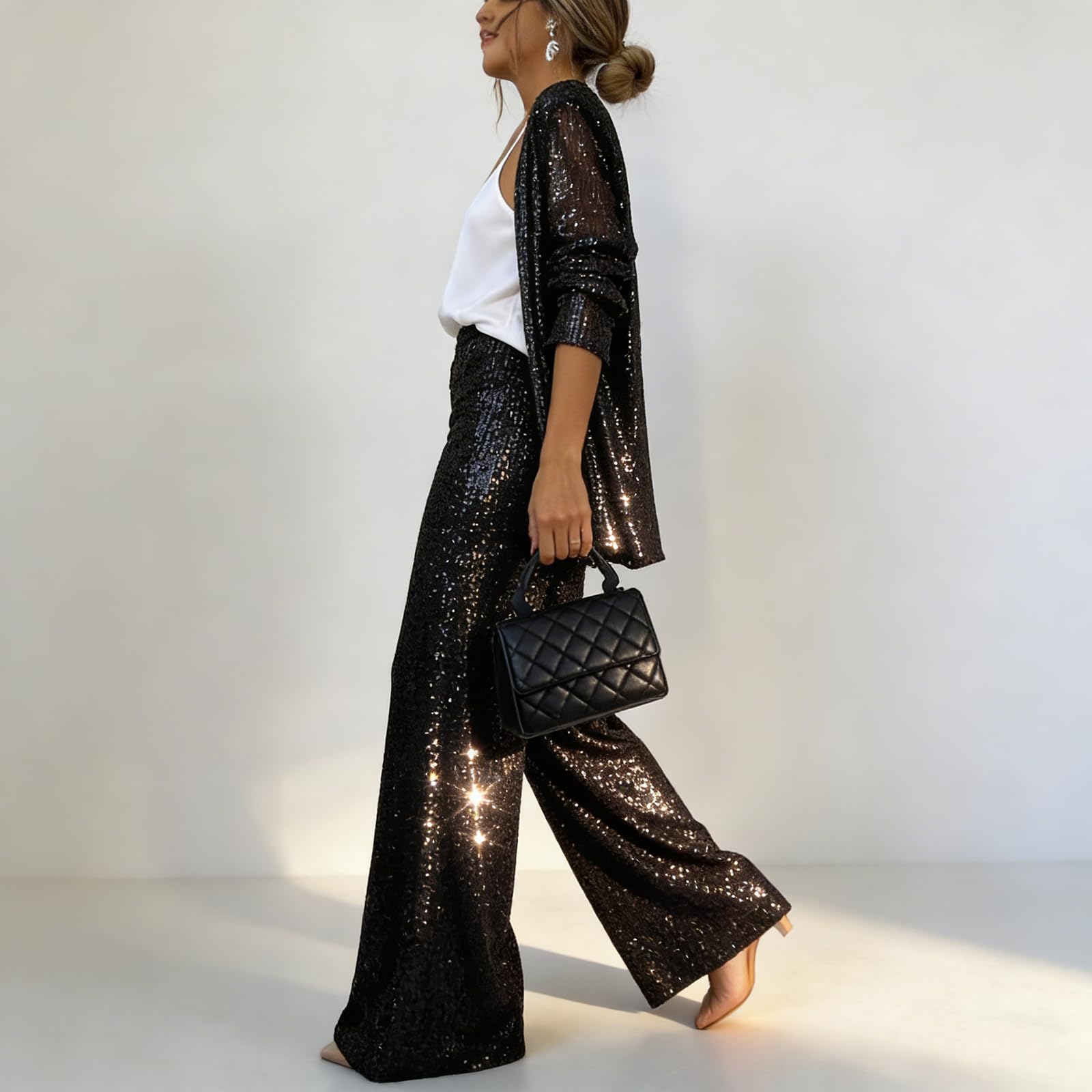 Completo da donna con paillettes composto da un elegante blazer con scollo a V e pantaloni a vita alta e gamba larga, un scintillante completo da festa in due pezzi.