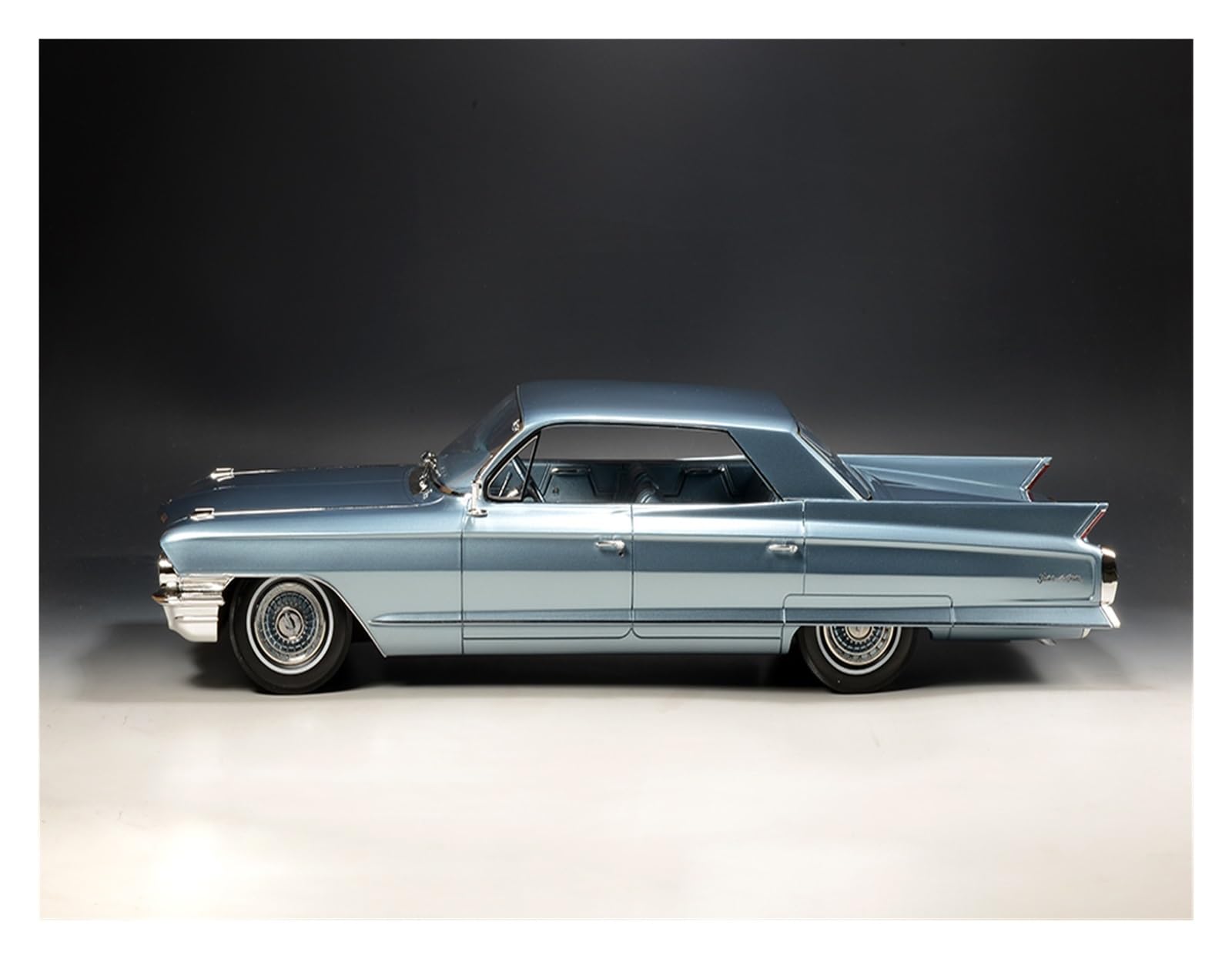 Amazon | ミニカー 1:18 キャデラックセダンチボリ 1962 限定版車