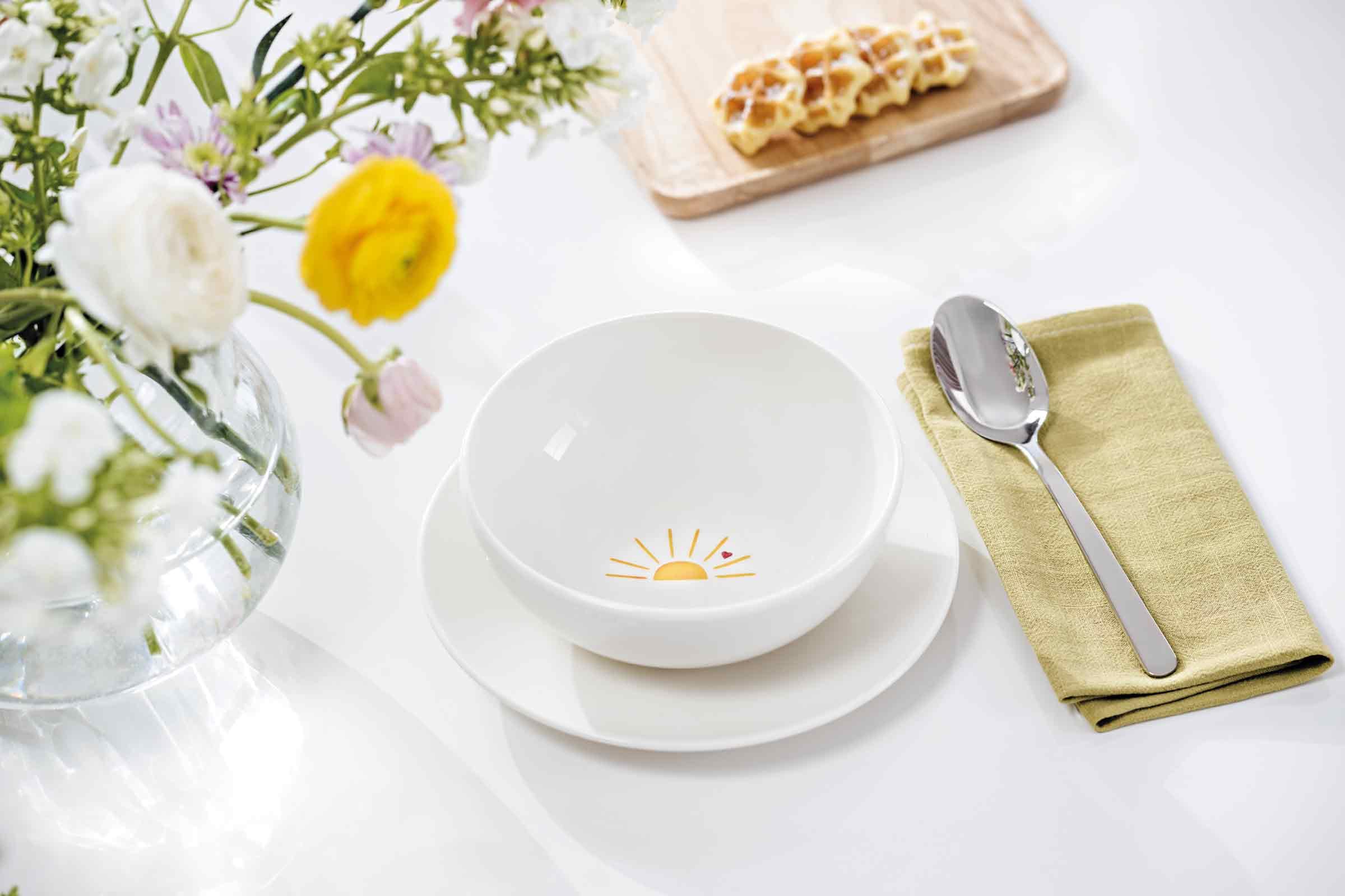 Villeroy & Boch With Love Müslischalen Hello Sunshine 4er Set, 590 ml, Vielseitige Schalen für Suppe, Salat und Ramen, Premium Porzellan, spülmaschinen- & mikrowellengeeignet