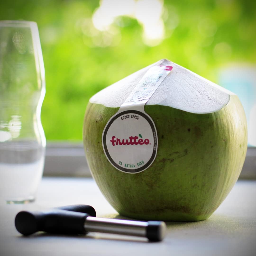 "FRUTTEO – Cocco Verde Fresco Premium | Importazione Esclusiva via Aerea Acqua di Cocco Pura al 100% Confezione da 9 Noci Raccolto a Mano L’Estate in un Guscio | Per Spiagge, Party e Relax
