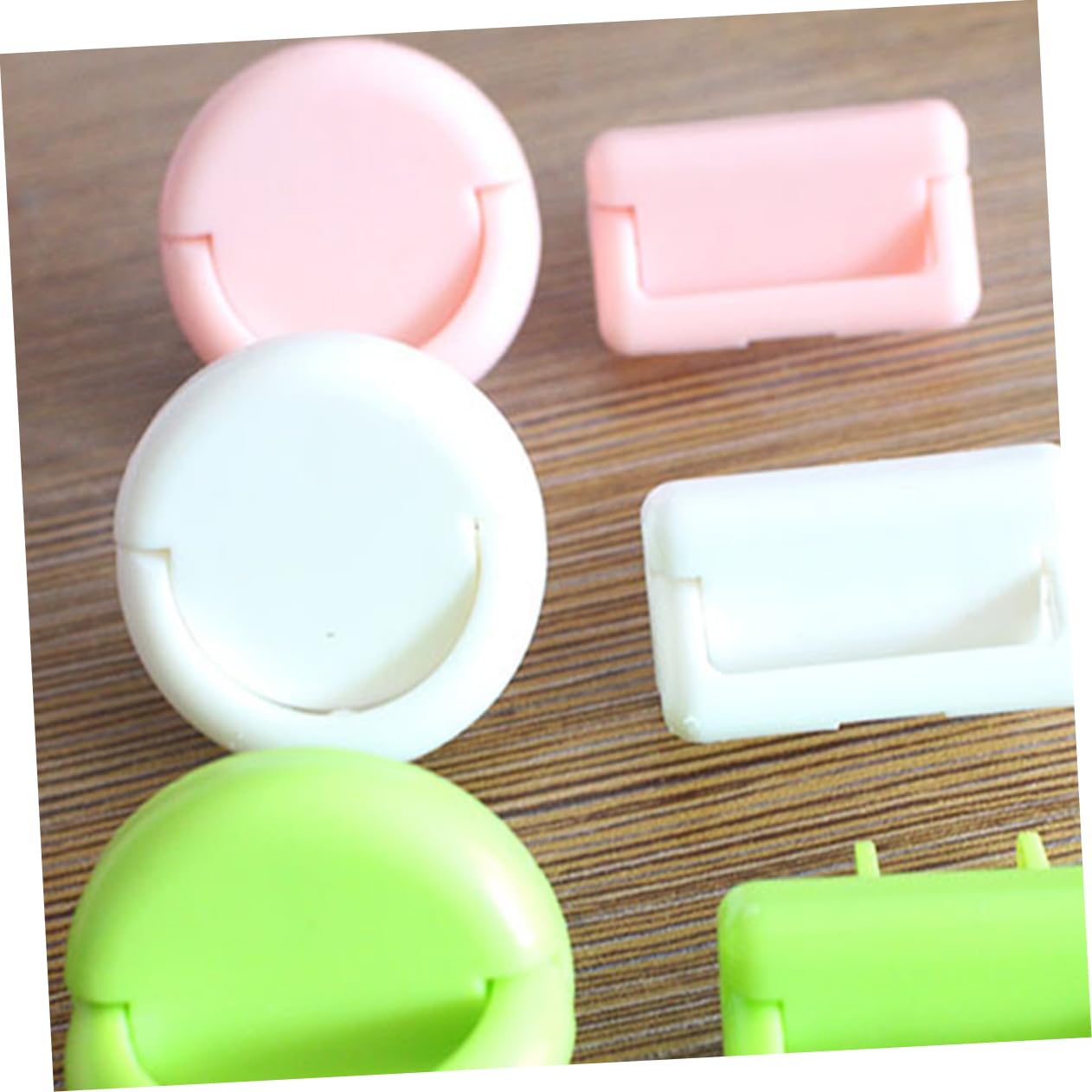 KOMBIUDA Lot de 60 Cache-prises de Sécurité pour Bébés, Capuchons Abs Blancs, Protection Anti-chocs pour Prises Électriques la Maison