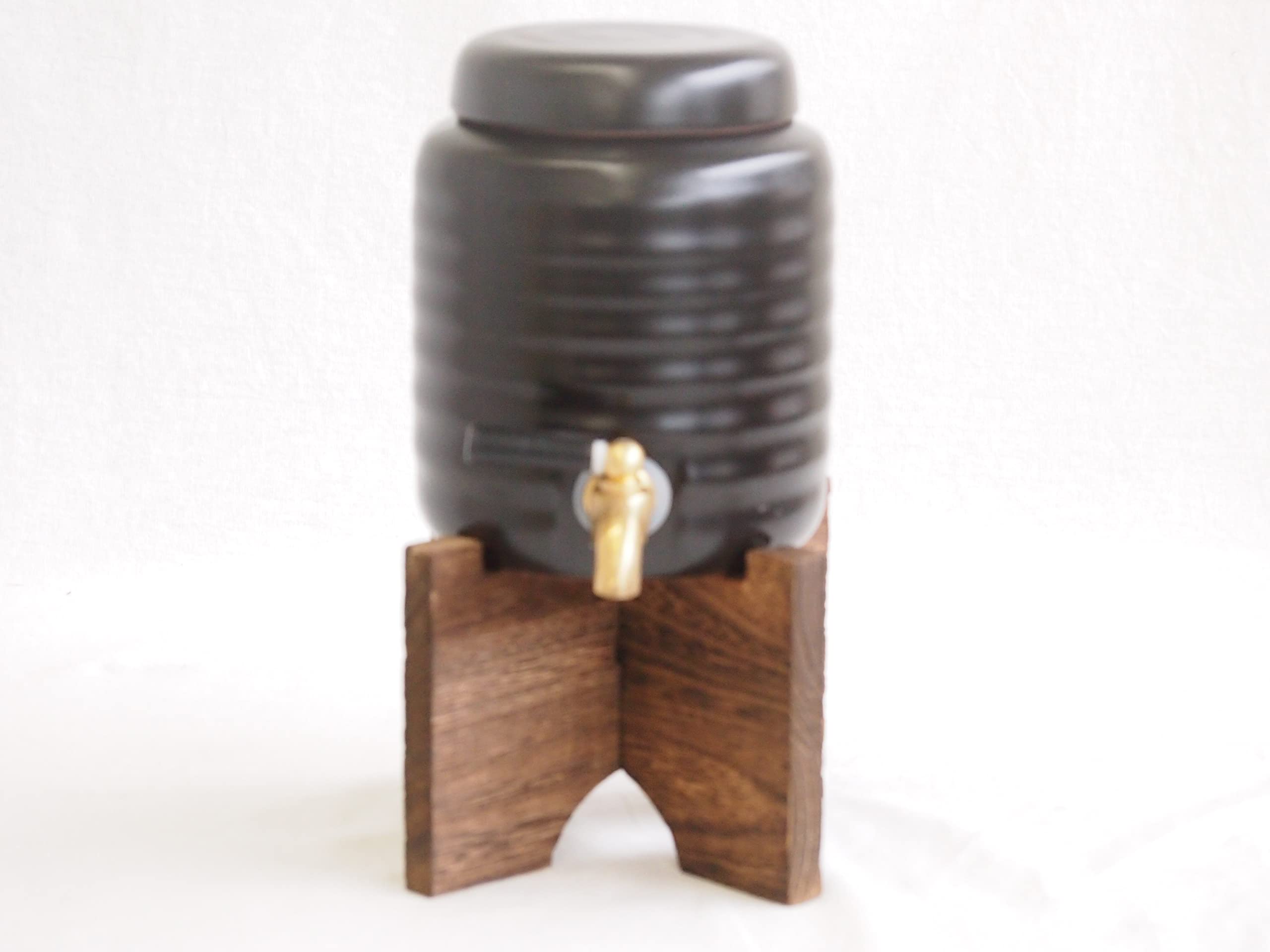 【未使用・新品】九谷焼銀彩 焼酎サーバー 木製土台付 高さ27.5㌢ 楽天市場】信楽焼 3600cc 古信楽 大型焼酎サーバー（焼き杉木台