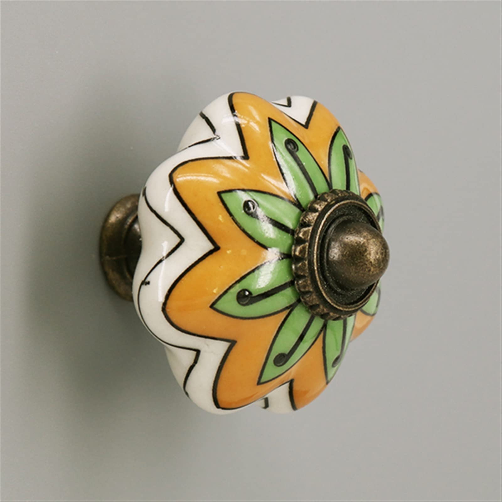 Poignée de tiroir florale pour relooker une commode de chambre