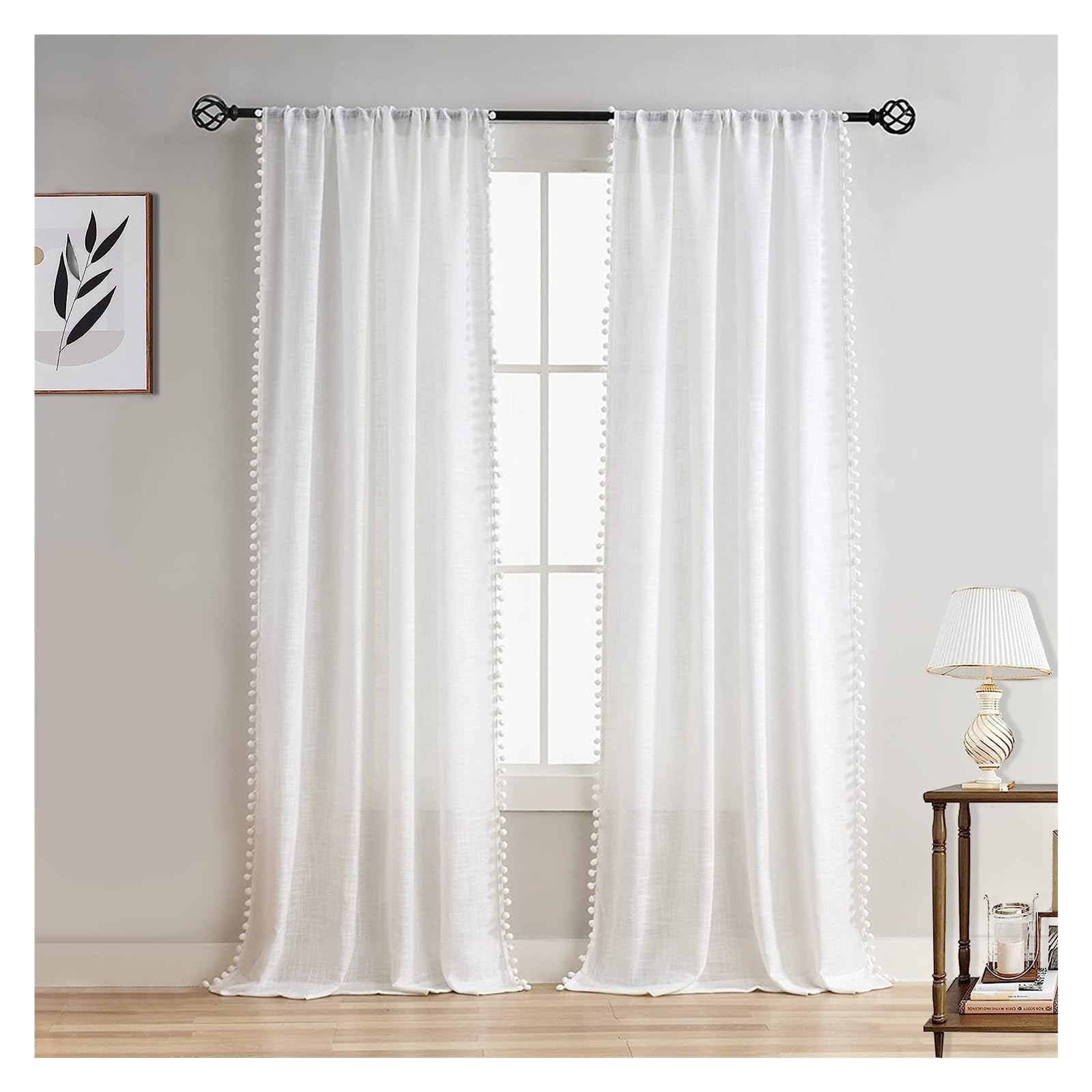 Rideaux occultants et voilage à pompons pour une chambre cocooning