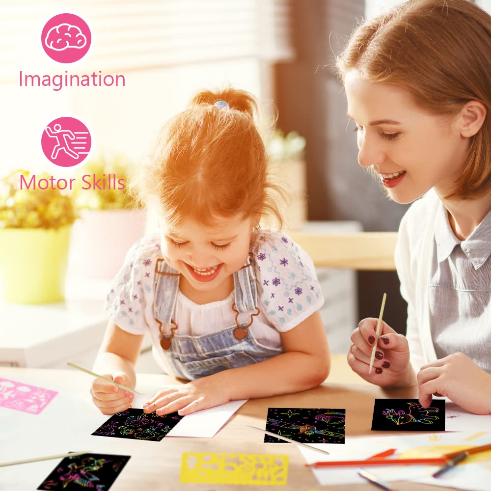 Vicloon Carte à Gratter Enfant 50pcs Feuilles à Gratter Papier avec Règles de Gabarit Dessin Stylets Bois 8.5x8.5cm