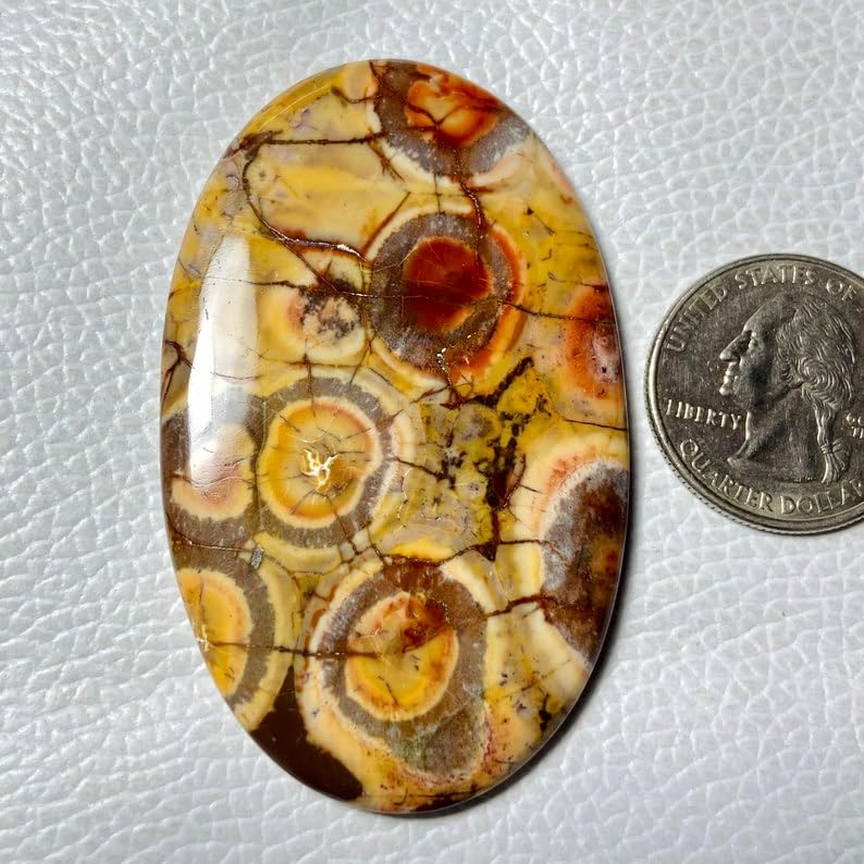 Jaspe œil d'oiseau ovale cabochon : évitez les pierres synthétiques