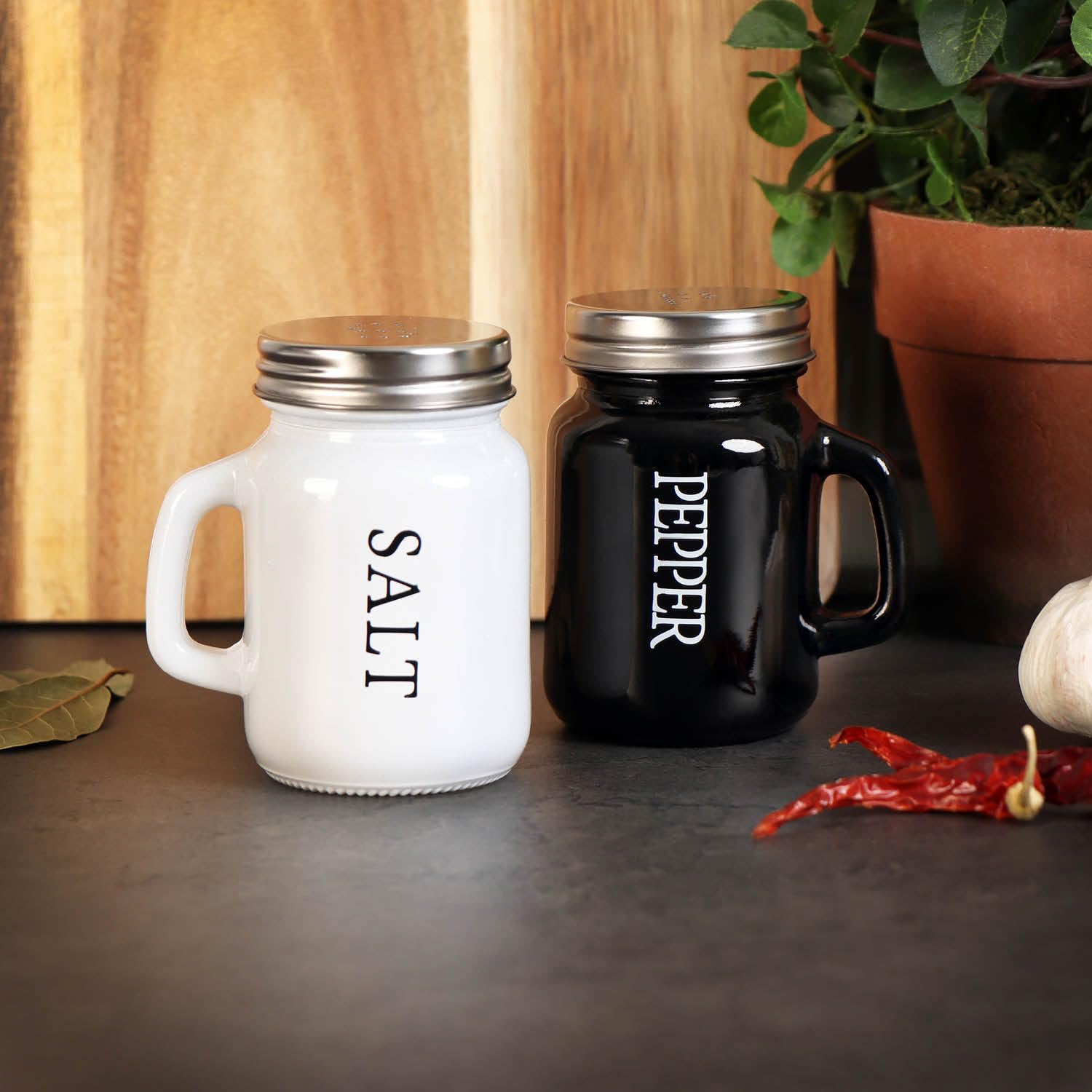 com-four® 48-teiliges Salz- und Pfefferstreuer-Set - Gewürzstreuer mit Schraubdeckel und Henkel - Gewürzglas in Bierkrug-Form mit Aufschrift - moderne Schüttler (48-teilig - Glas schwarz/weiß)
