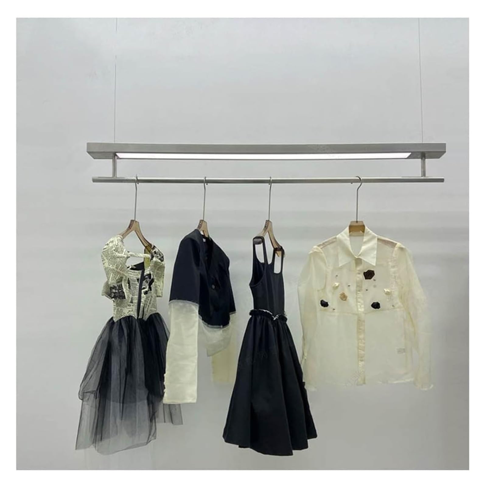 Présentoir à vêtements LED et étagères murales pour sublimer votre dressing ou boutique