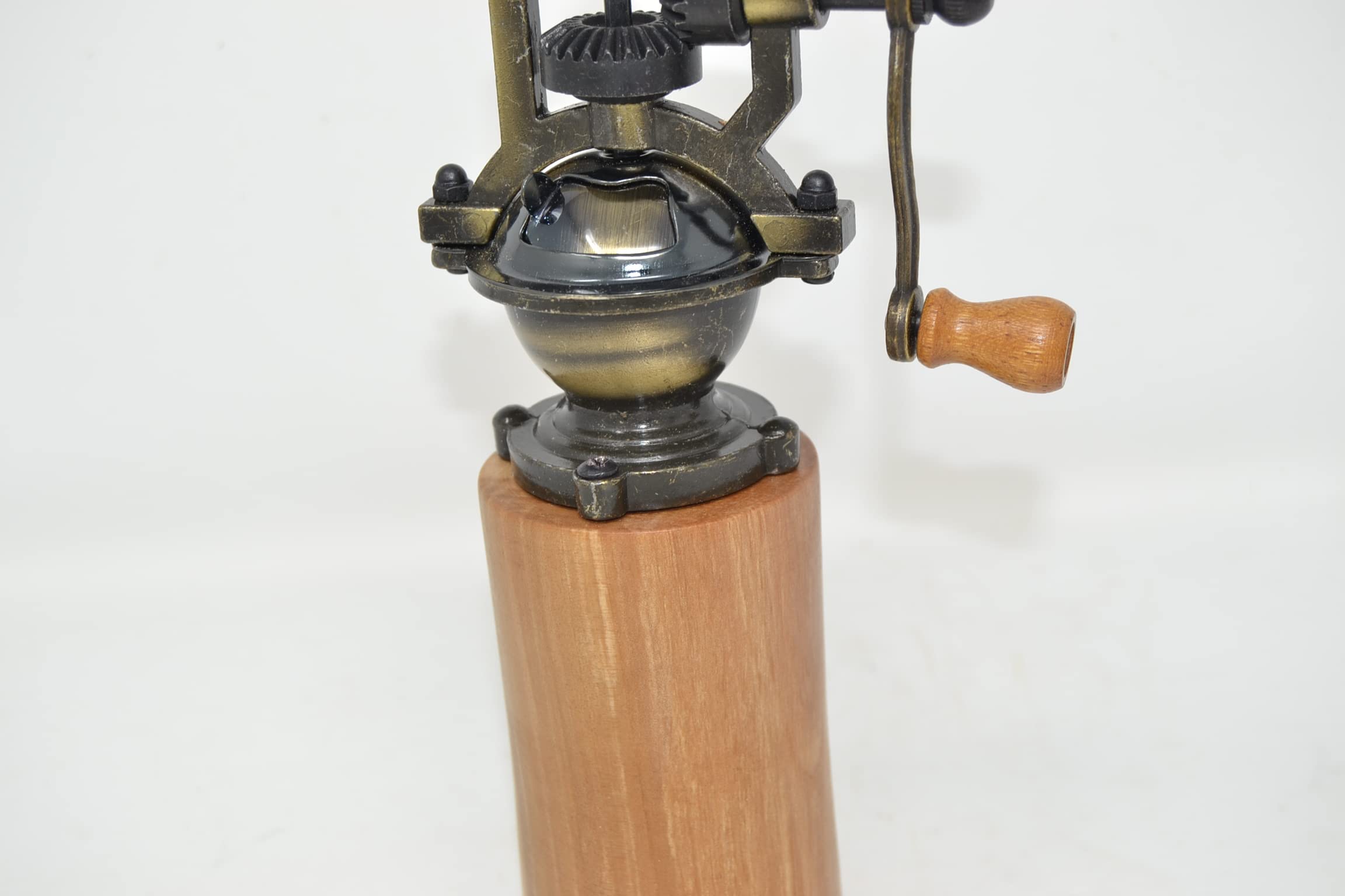 Manuelle Gewürzmühle aus Birnenholz mit Kurbel in Antik-Optik – Pfeffermühle & Salzmühle handgefertigt in Österreich, Keramikmahlwerk, ca. 20 cm, Geschenkidee