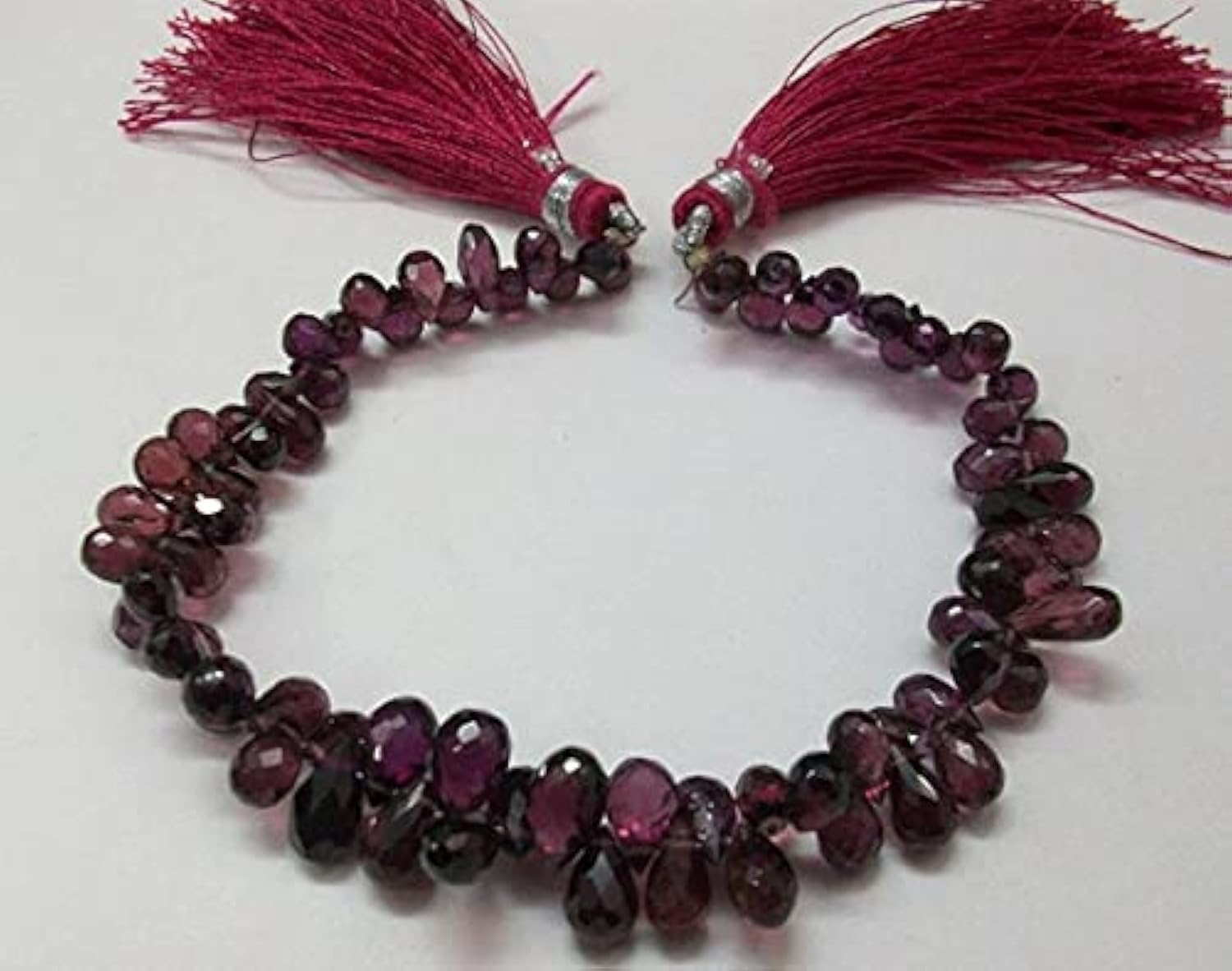 Perles gouttes en grenat rhodolite parfaites pour créer des colliers de soirée chic.