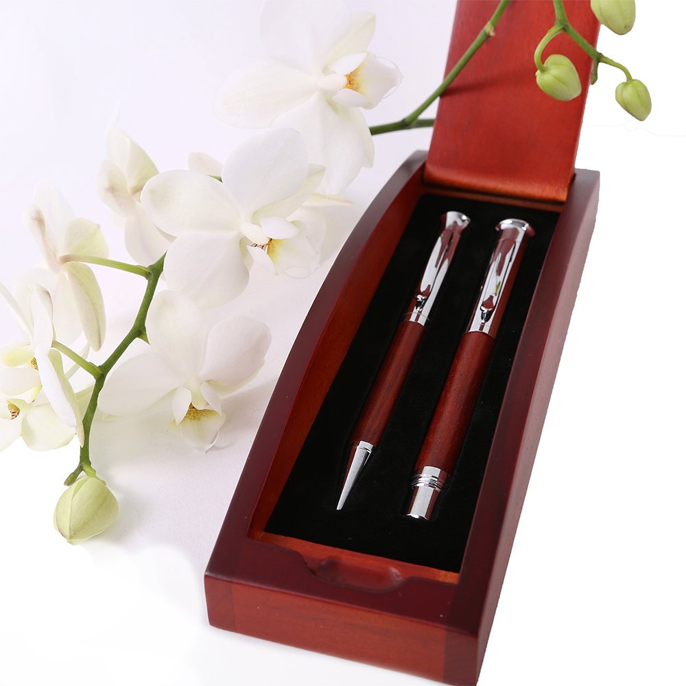 polar-effekt Kugelschreiber Schreibset Juist aus Rosenholz mit Gravur - Eleganter Drehkugelschreiber und einem Rollerball Schwarze Mine - Geschenk zum Geburtstag mit Geschenk-Etui aus Holz
