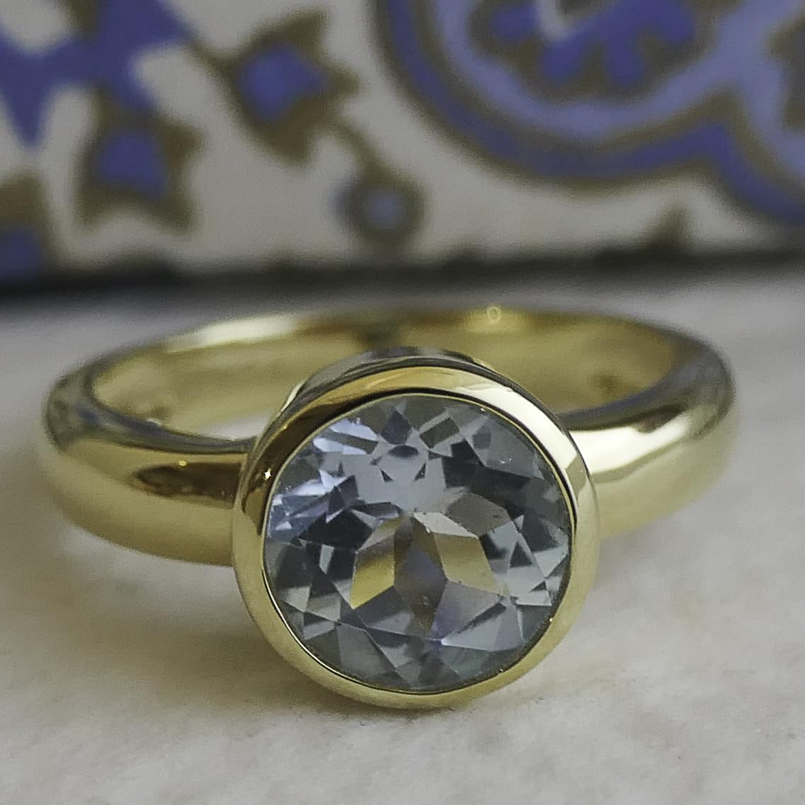 Anillo Redondo De Plata De Ley Con Baño De Oro Y Topacio Azul