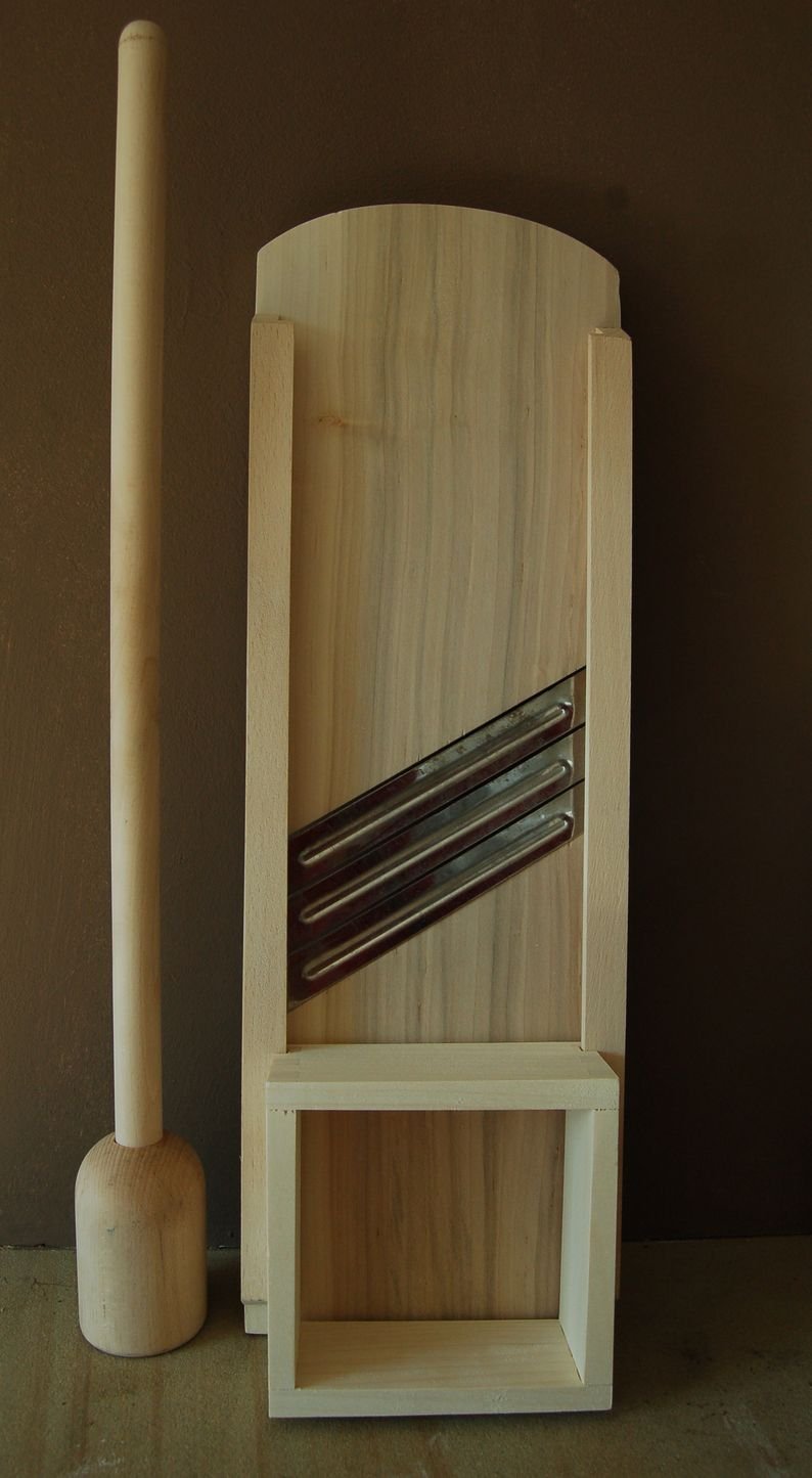 Krauthobel 55 x 18 cm + gratis Krautstampfer | Gemüsehobel aus Holz | 3 scharfe Klingen aus rostfreiem Edelstahl | Für alle Kraut- und Gemüsesorten | In Handarbeit gefertigt