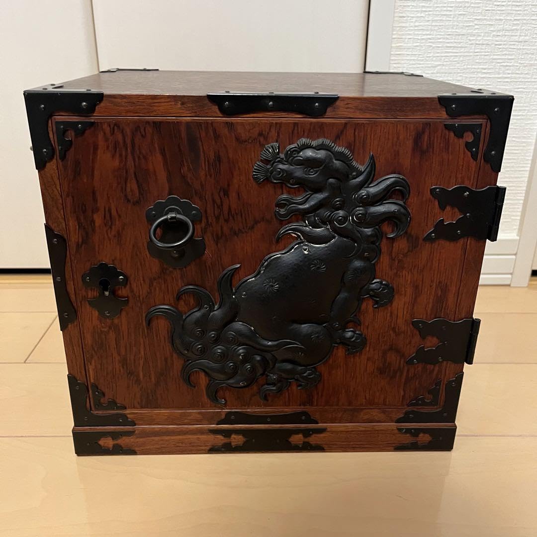Amazon.co.jp: 和箪笥 アンティーク 木製 獅子柄 金具 漆 たんす 家具 