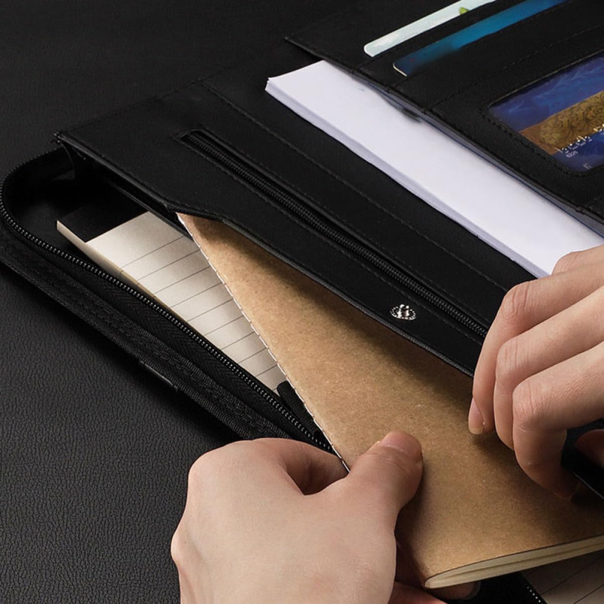 HOMSFOU Cartellina Portfolio PU con Chiusura Cerniera Organizzatore Documenti per Ufficio e Scuola Elegante e Professionale Facile Trasportare Include Blocco Note e Calcolatrice