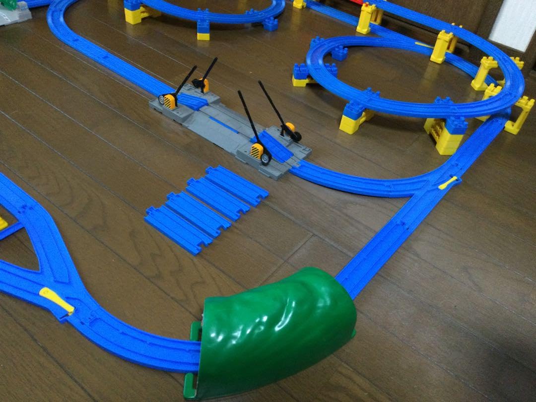 Amazon | プラレール線路 レイアウトセット ぐるぐる立体 情景パーツ 