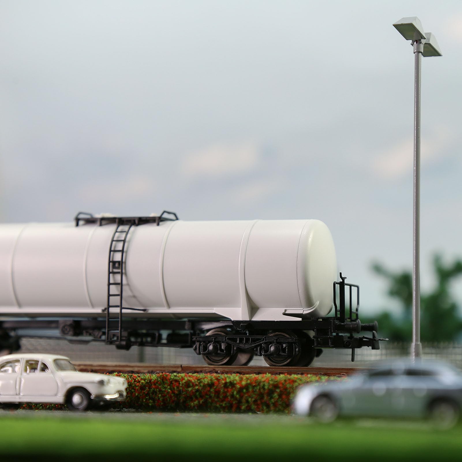 Evemodel 1 pièce Modèle Trace H0 1:87 Camion à chaudière Train Camion réservoir d'huile avec roues en métal DC (blanc), C8768