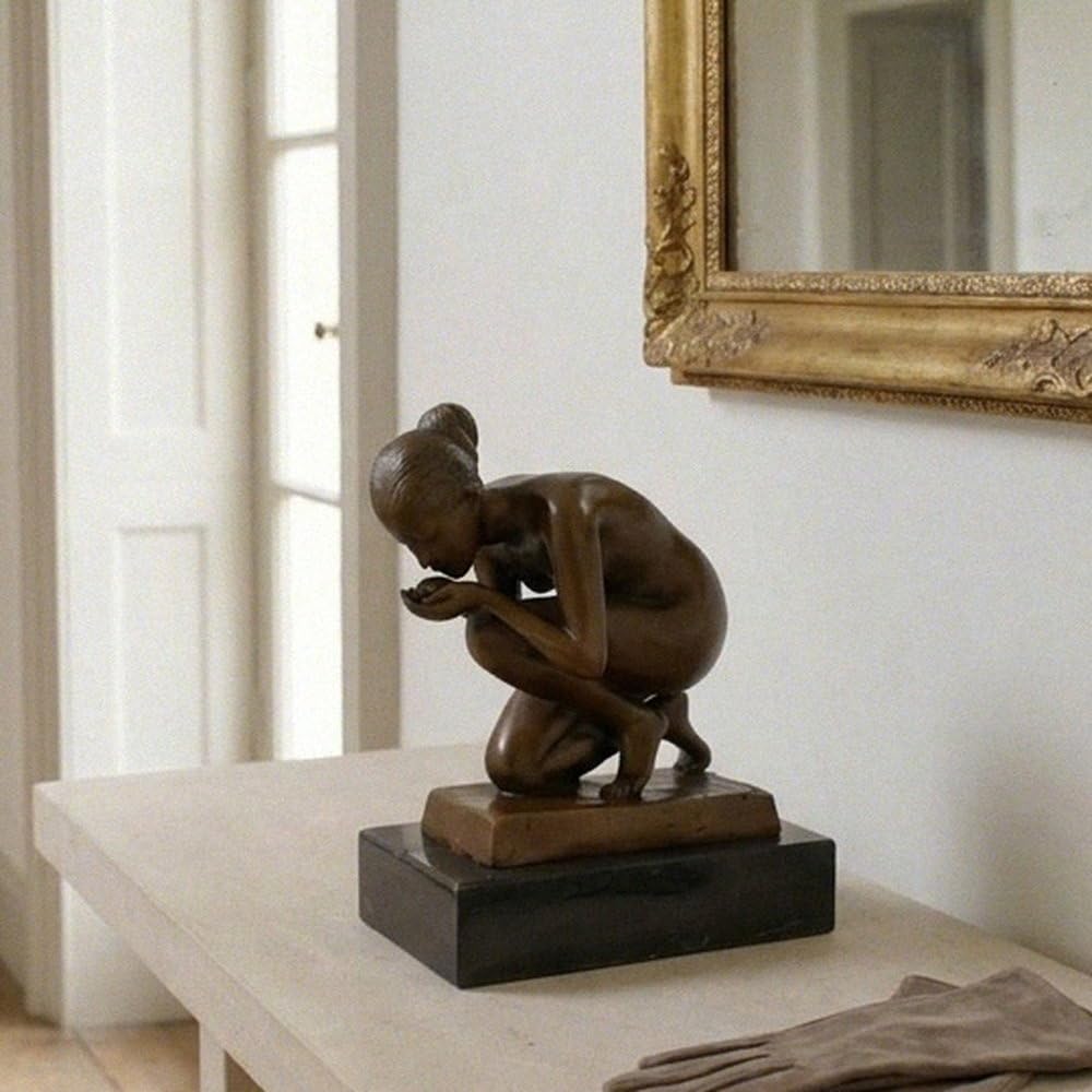 Antikas - Hochwertige Bronze Figur Frau, hockend und patiniert, H.22 cm