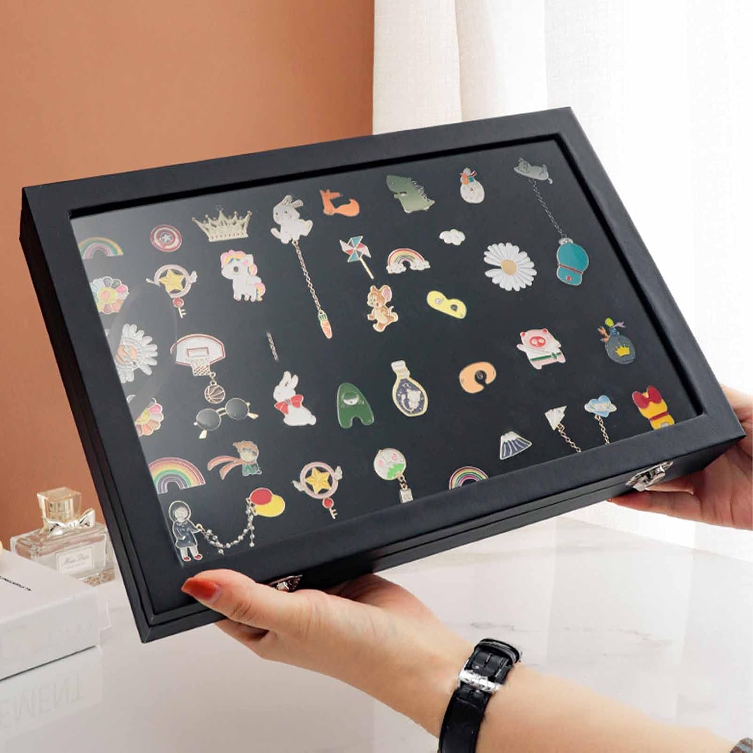 Large Capacity Pin Display Case, Transparent Cover, Dustproof Badge Storage Box, Shadow Box Frame Jewelry Storage Box with Lock Buckle for Pins, Military Medals, Badge Collection