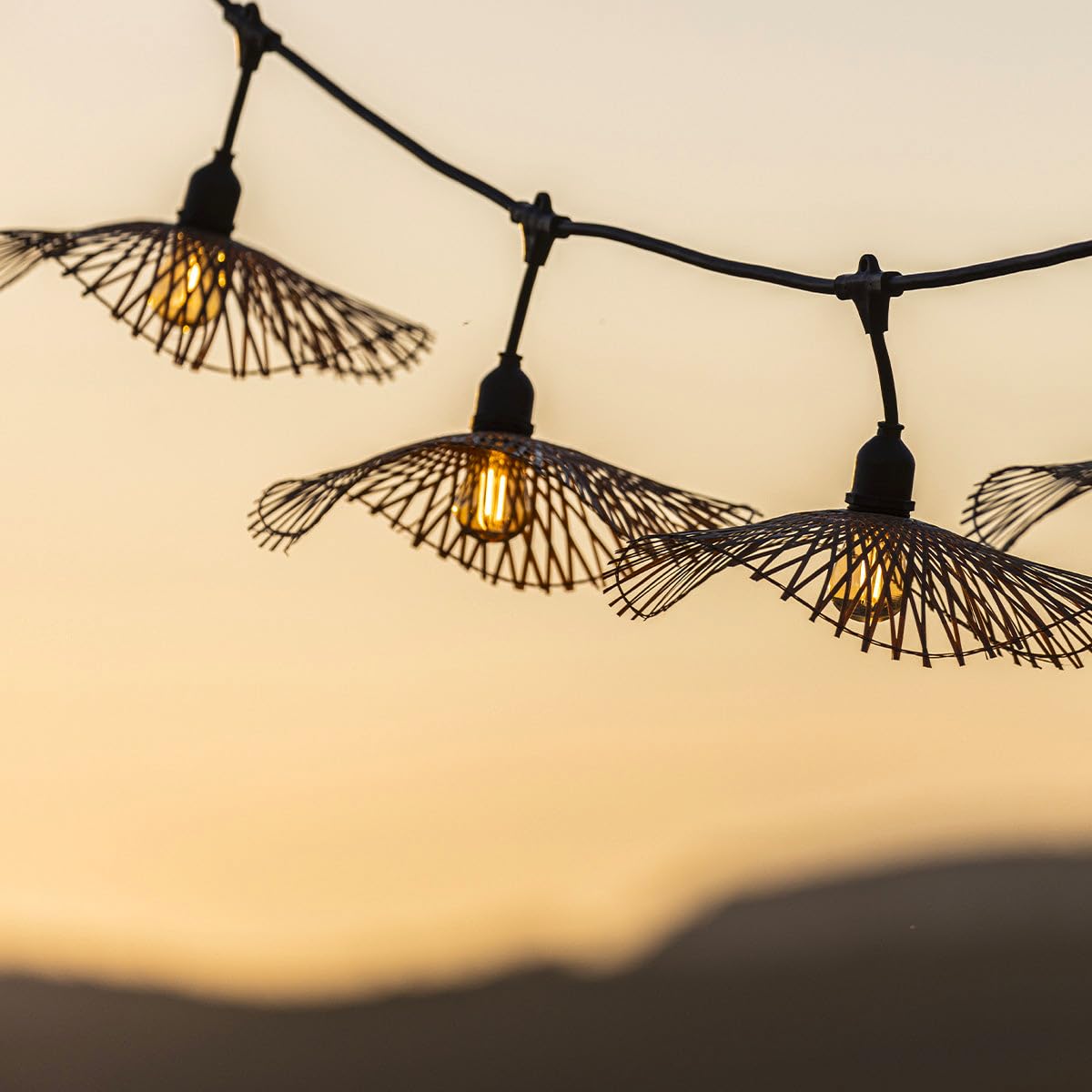 Lumisky Guirnalda de luces conectables para exteriores con pantalla de bambú natural, estilo bohemio, 7 bombillas de filamento, casquillo E27, LED blanco cálido, 6 m