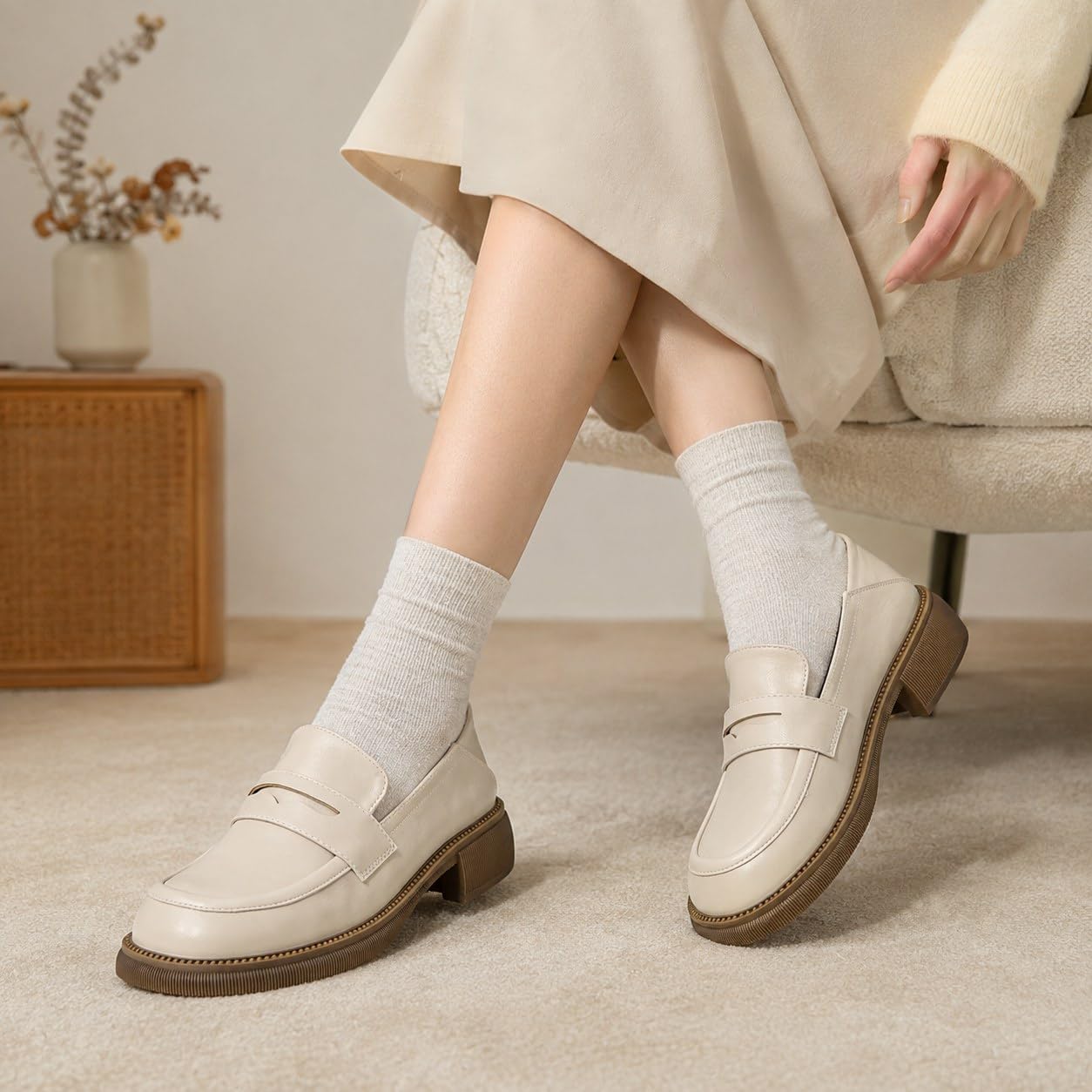 LVJMJ - Scarpe basse da donna con cinturino a T, borchie, tacco invisibile