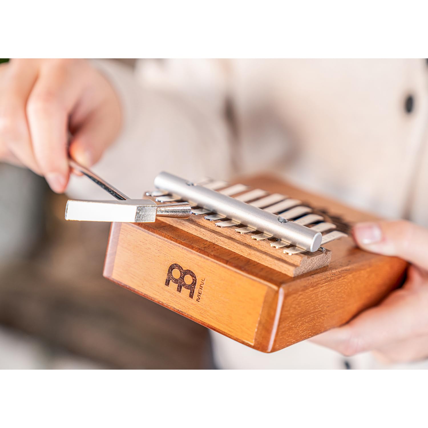 Meinl Sonic Energy KL1008H Kalimba mit keepdrum Stimmgabel