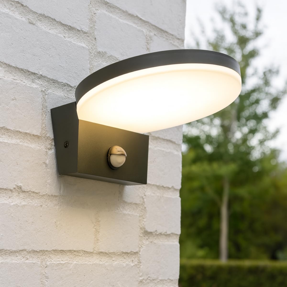 Cgc Lighting Round Black Pir Black Curved Led Outdoor Outside Wall Light 4000K Natural White Integrated Led Ip65 (Round Black Pir)