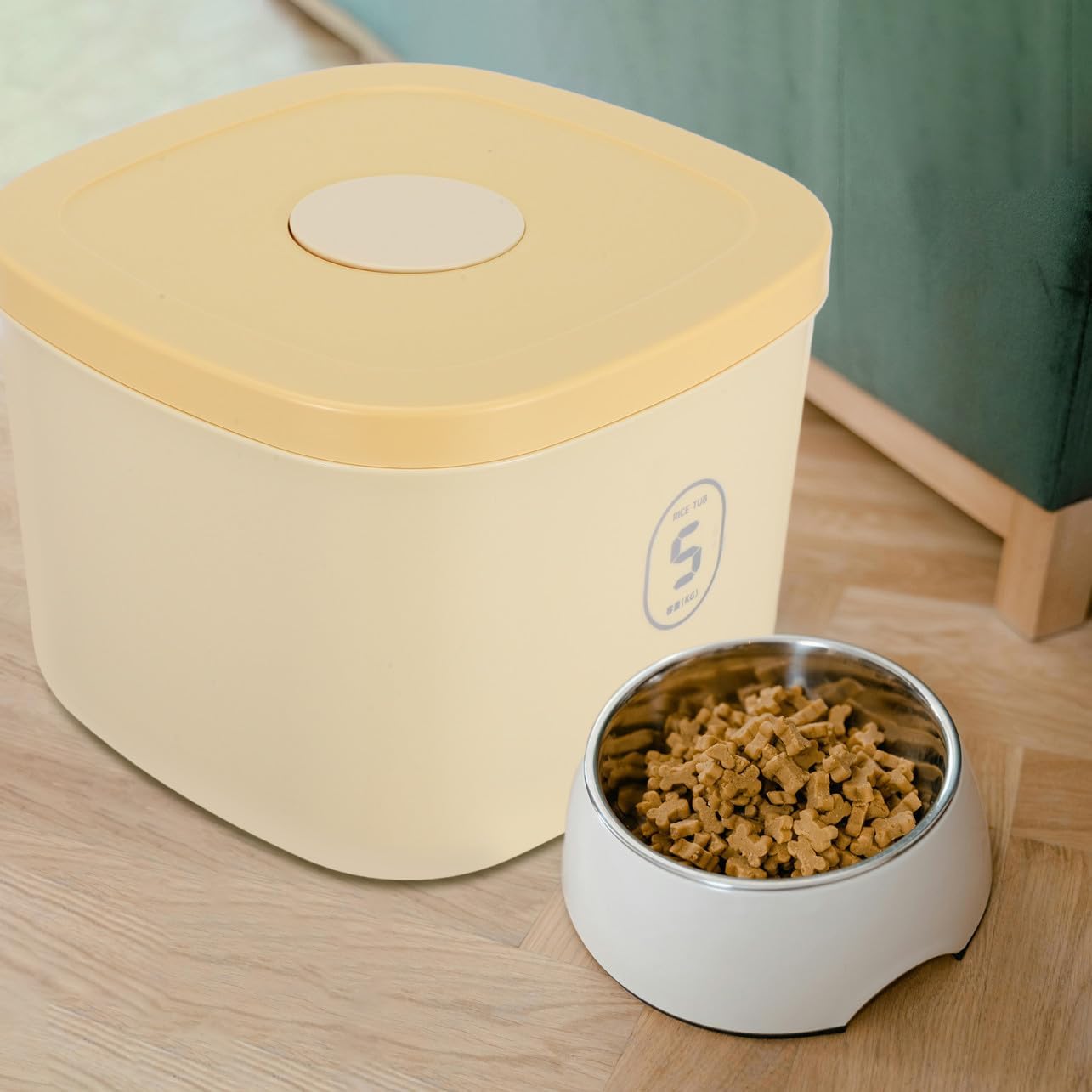 Happyyami Airtight Pet Food Storage Container Plastic Dog Cat Food Bin Multi-functional Snack Bucket Bright Color Design for Freshness and Style