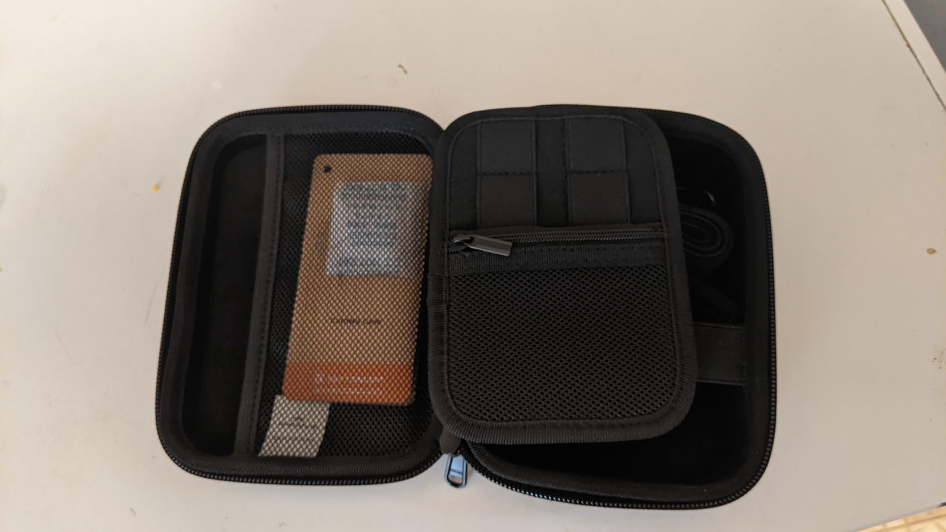 Bra, stadigt fodral som skyddar dina tillhörigheter.