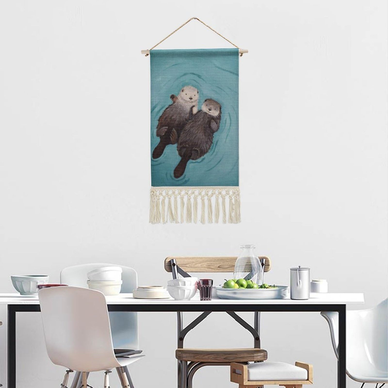 FekiLoot Otters Holding Hands - Póster colgante de algodón y lino con borlas, tapiz vertical para colgar en la pared de 10 x 19.6 pulgadas con clavija de madera, decoración de pared decorativa para