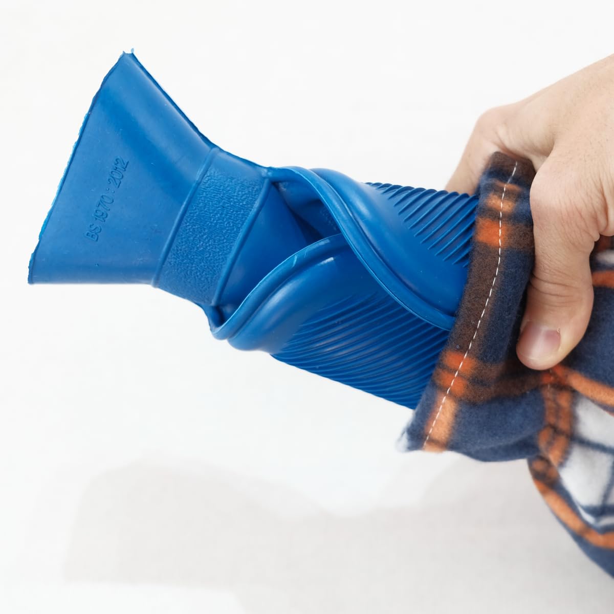 Bolsa de Agua Caliente 2L con Funda - Ideal para Alivio de Dolor y Relajación - Apta para Uso en Invierno y Terapias - Bolsa Frío Calor Reutilizable para Mayor Versatilidad