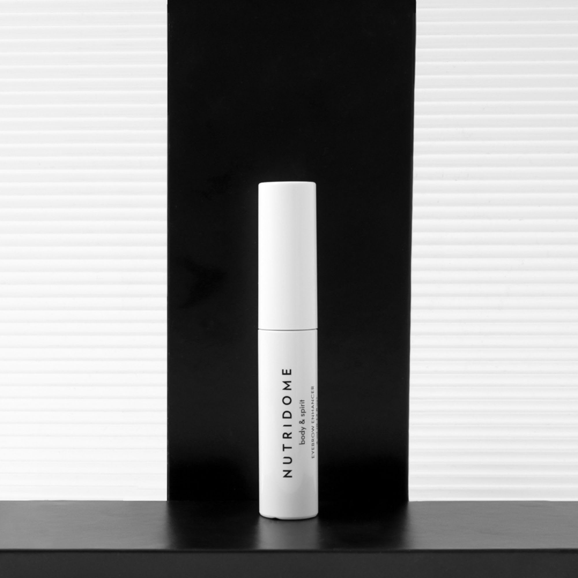 Nutridome Sérum à sourcils fortifiant 4 ml – Épaisse les cheveux, favorise la croissance avec du thé vert, du collagène, de la vitamine B3, un booster de sourcils pour un effet visible après 4
