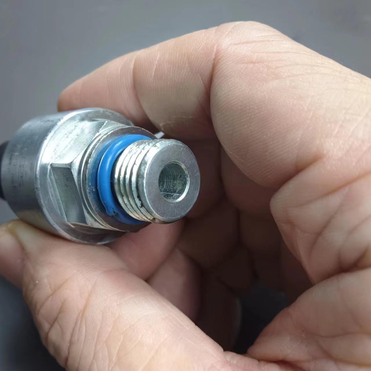 Sensore di pressione del carburante per autoveicoli (Fuel pressure sensor) RE204264