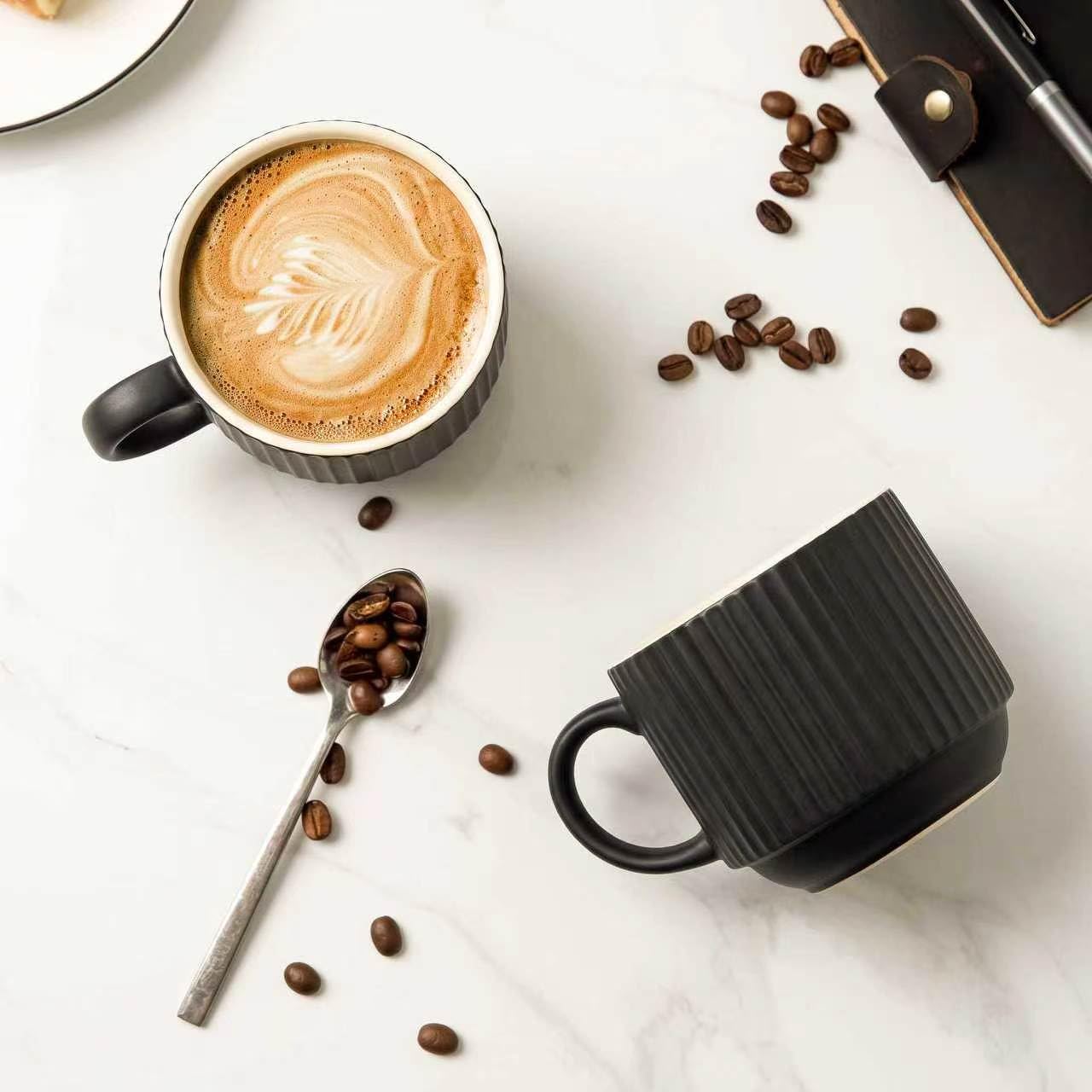 Hasense Kaffeetassen aus Keramik, 4-teiliges Set mit Ständer, stapelbar, groß, Porzellan, gerippt, für Cappuccino, Tee, heißen Kakao, Getränke, spülmaschinen- und mikrowellengeeignet, Schwarz