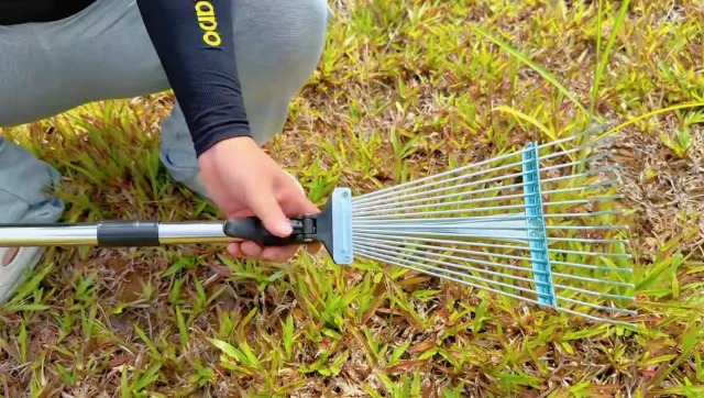Rastrillo metálico ajustable con mango telescópico para jardín miniatura 7