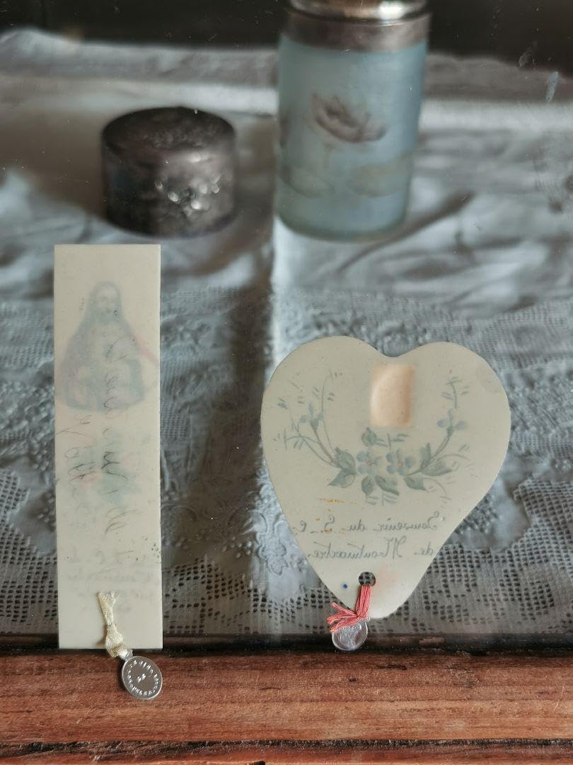 アンティークフランス メダイ付き セルロイドホーリーカード 栞ブックマーカー２枚 Amazon.co.jp: アンティークフランス メダイ セルロイドホーリー