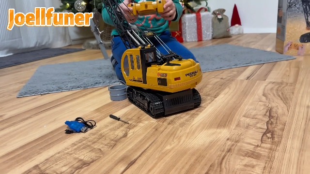 Joellfuner Grue Telecommandée, Grue Enfant Avec 12 Miniatures D Jouet Grue Avec
