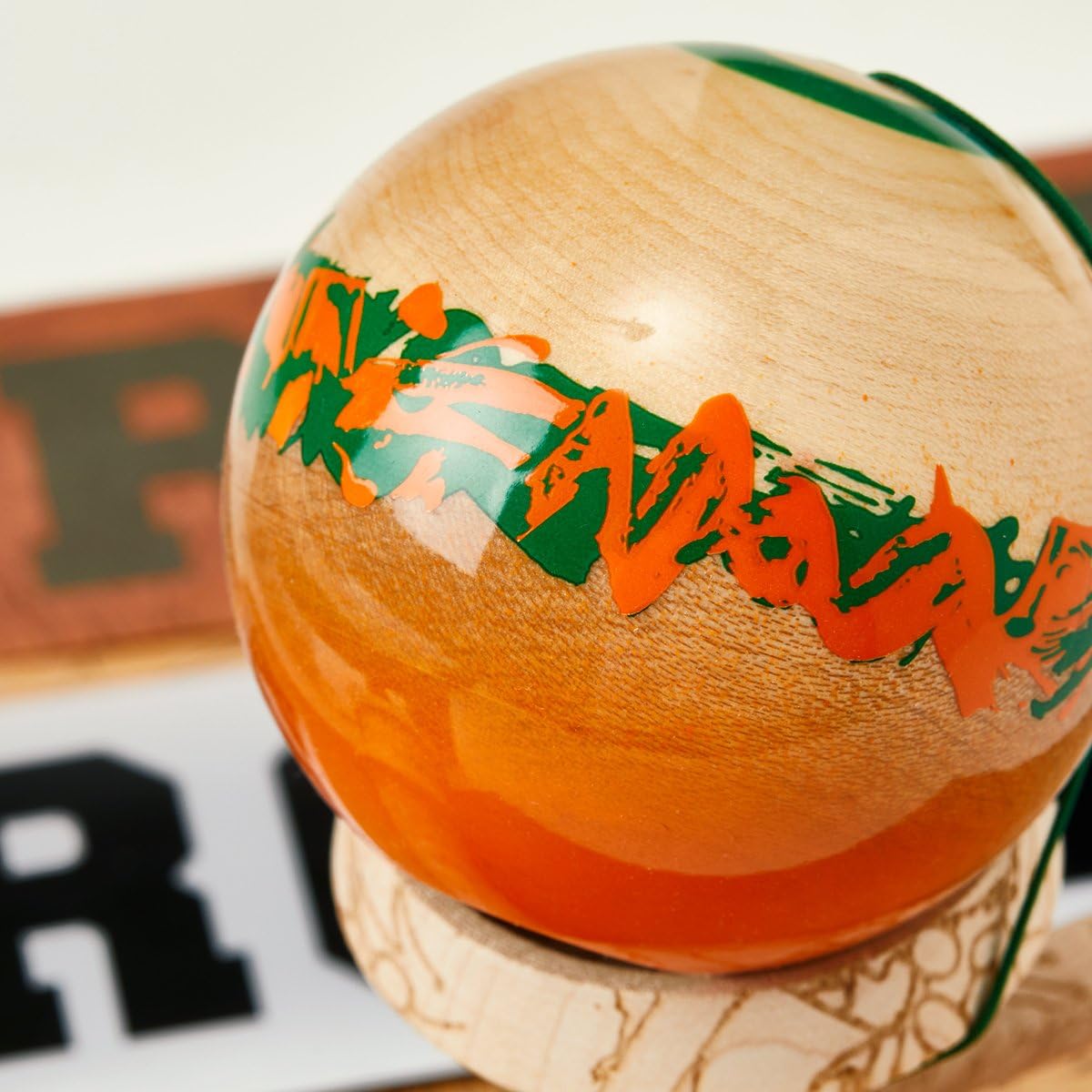 KROM Kendama Unity Equilibrium – de Madera de Arce para Principiantes y avanzados – Juego de Habilidad para Exteriores e Interiores – Juguete de Madera con Cuerda y Pelota – Kendama Skilltoy – Juego