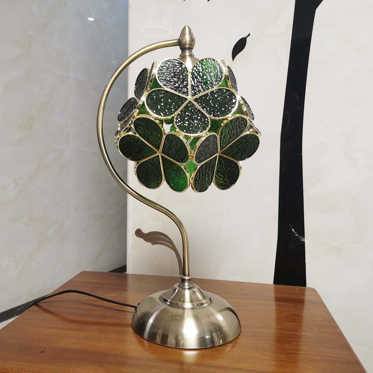 Bieye L30875 Lampa stołowa w stylu Tiffany z witrażem i płatkami kwiatów, z mosiężną podstawą do dekoracji wnętrz (zielona, 20 cm kwiat wiśni)