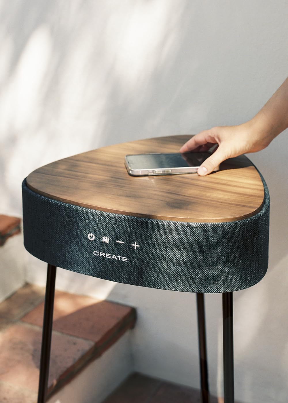 CREATE / Speaker Table 180 / Table Haut-Parleur Bois foncé/Bluetooth, Chargeur de Smartphone sans Fil, Technologie Qi, Sortie AUX, Mp3, WMA et WAV, Batterie Li-ION 2200mAh, 88W