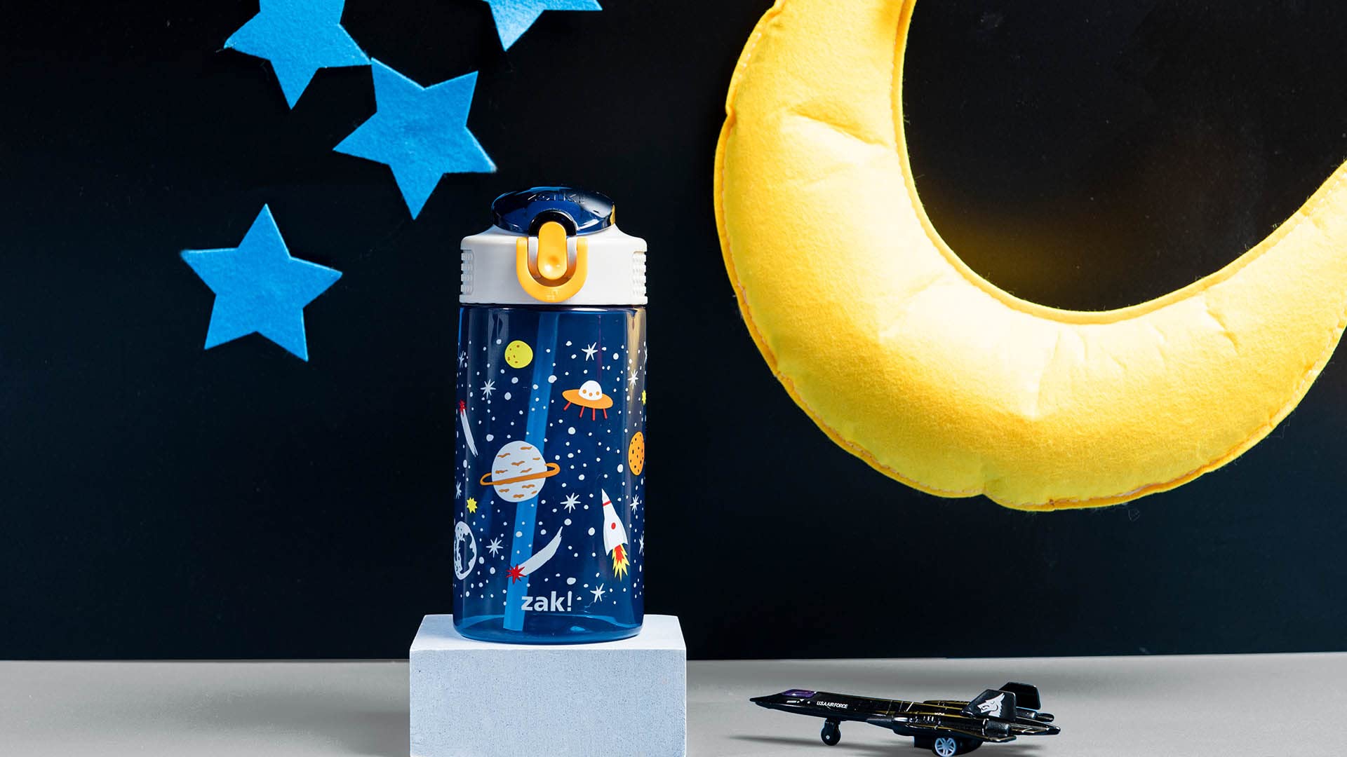Zak Designs Botella de agua para niños para la escuela o viajes, botella de agua de plástico duradera de 16 onzas con pajilla, asa y a prueba de fugas, cubierta de boquilla desplegable (espacio)