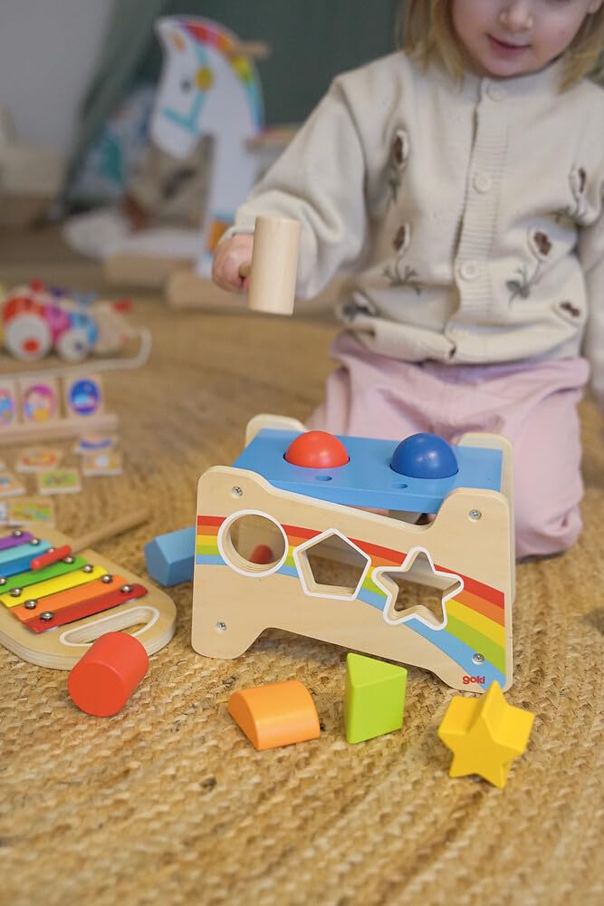 goki 58304 - Panca a martello con xilofono e funzione di smistamento, 12 pezzi, giocattolo motorio in legno con suoneria estraibile – panca 3 in 1, scatola di smistamento, xilofono