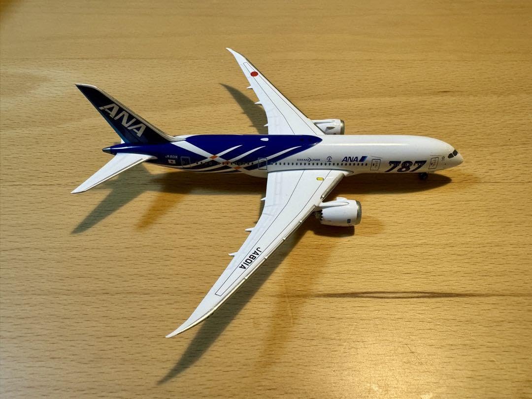 ANA ボーイング 787-8初号機 JA801A 航空機模型 1/200 Amazon | 全日空商事 1/200 787-8 JA801A 特別塗装機 主翼 空中姿勢