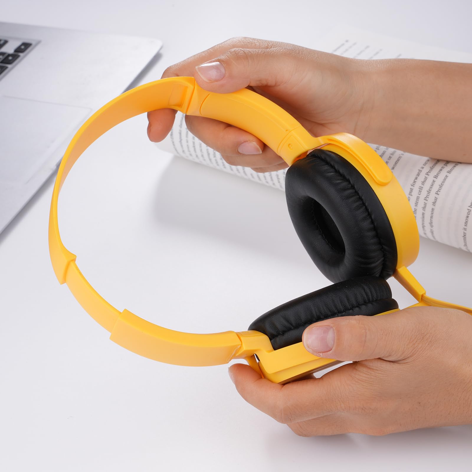 Paquete de 2 auriculares de aula para estudiantes escolares, juego de auriculares duraderos con cable para niños, adolescentes, niños y adultos (LS450, rosa y amarillo)